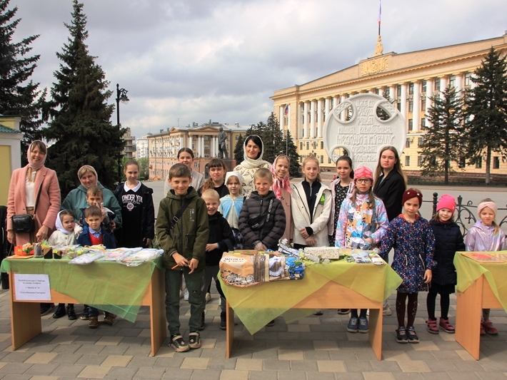 Воспитанники воскресной школы «Ковчег» кафедрального собора г. Липецка провели благотворительную ярмарку